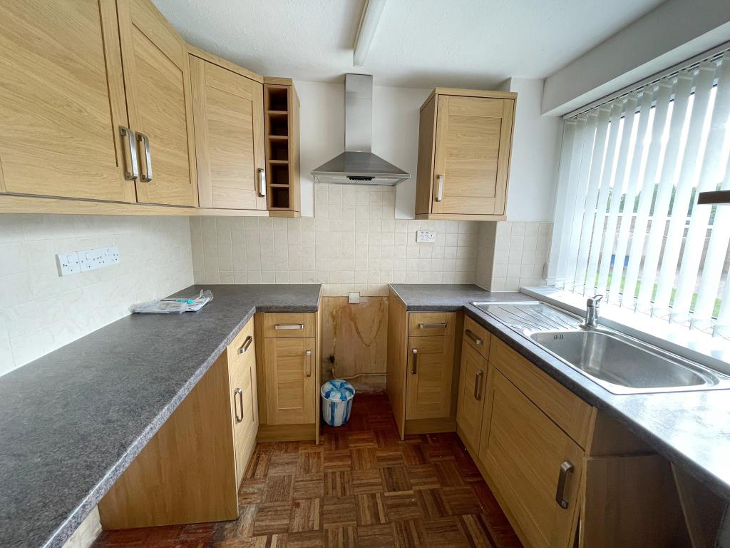 Lot: 21 - MODERN TWO-BEDROOM FLAT FOR REFURBISHMENT - 